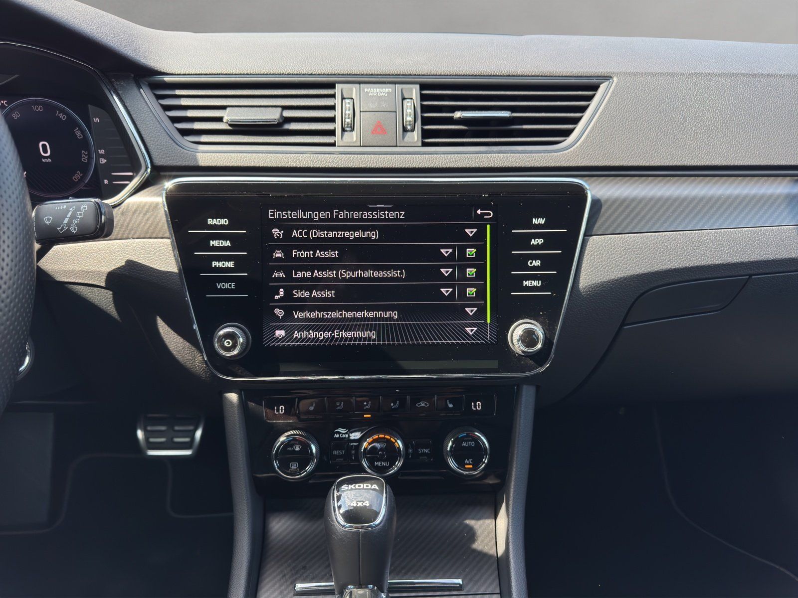 Fahrzeugabbildung SKODA Superb Combi 2.0 TSI Sportline 4x4/AHK/360°/ACC/