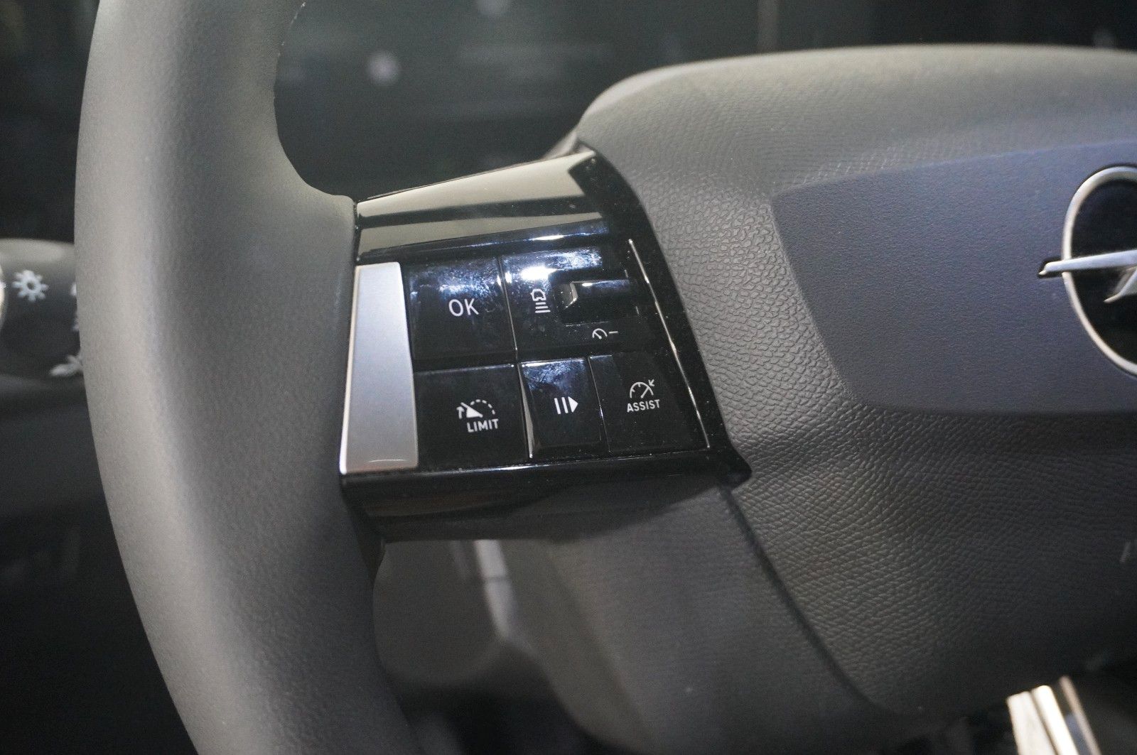 Fahrzeugabbildung Opel Astra L ST 1.2T  LED/NAVI/SHZ/ALU16/KAMERA/ALLWE