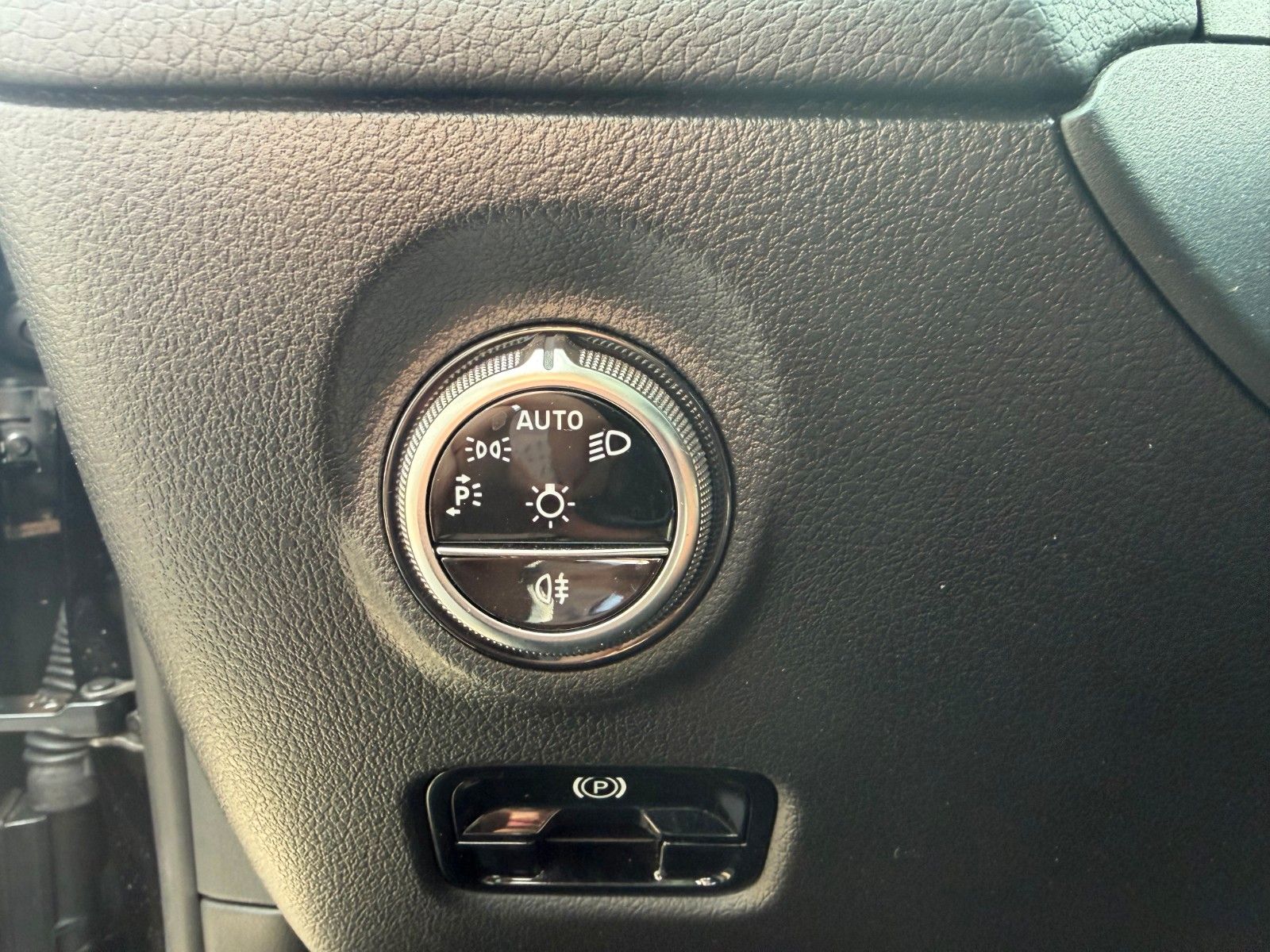 Fahrzeugabbildung Mercedes-Benz C 200d LED+IHC+RKamera+Augment+SpurhalteA