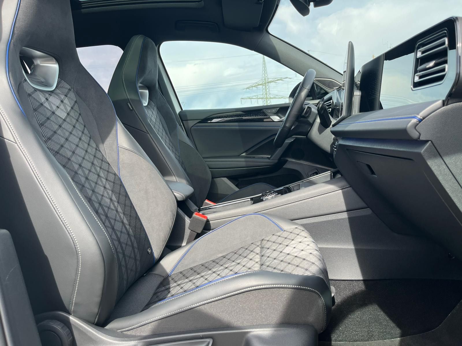 Изображение автомобиля Volkswagen Tiguan 2.0 TDI 4M R-Line PANO*H&amp;K*AHK*MATRIX*20"