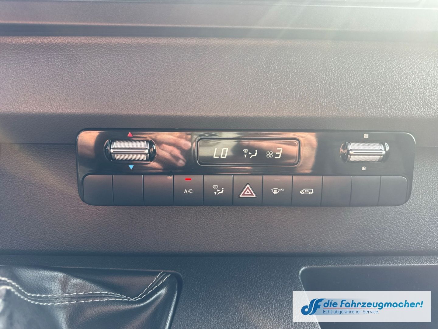 Fahrzeugabbildung Mercedes-Benz Sprinter Pritsche DoKa V6 319 CDI L3 AHK Navi DA