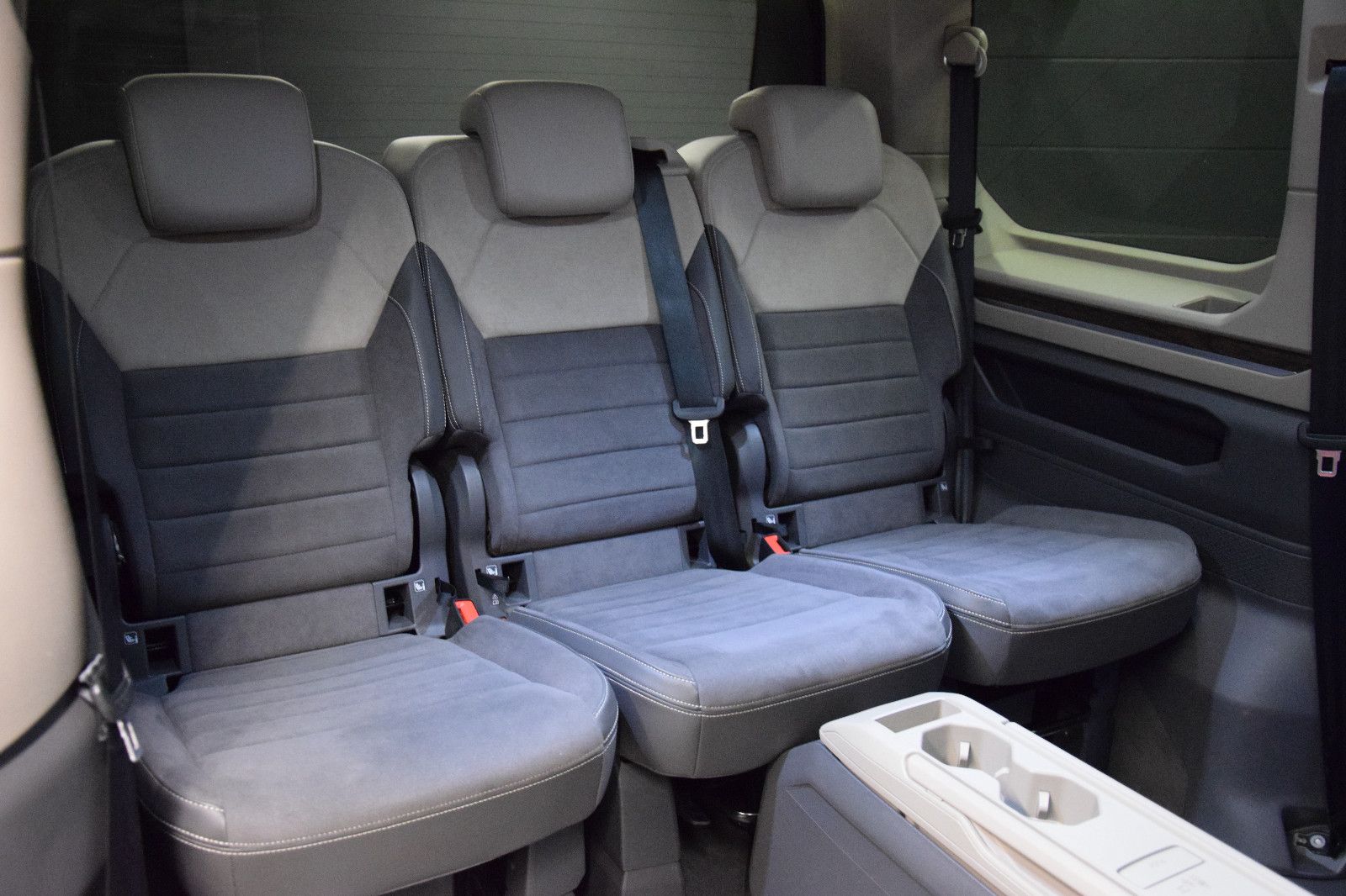Fahrzeugabbildung Volkswagen T7 Multivan Style Pano ACC IQ AHK Stndhzg Alcant