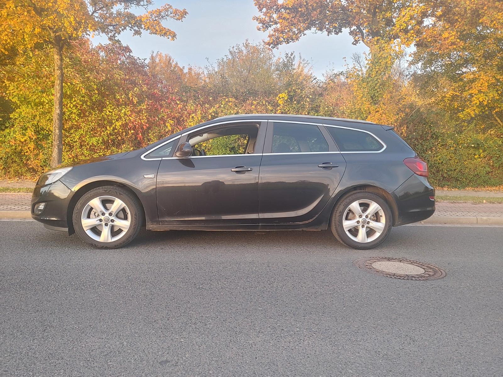 Opel Astra 2012 — салон