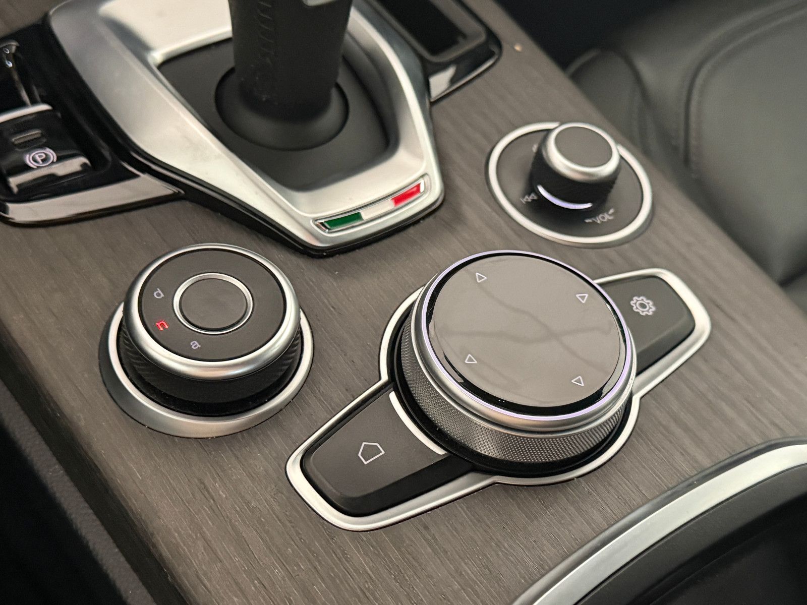 Fahrzeugabbildung Alfa Romeo Stelvio Ti Q4/MEMORY/NAVI/KAMERA/ACC/KLIMA