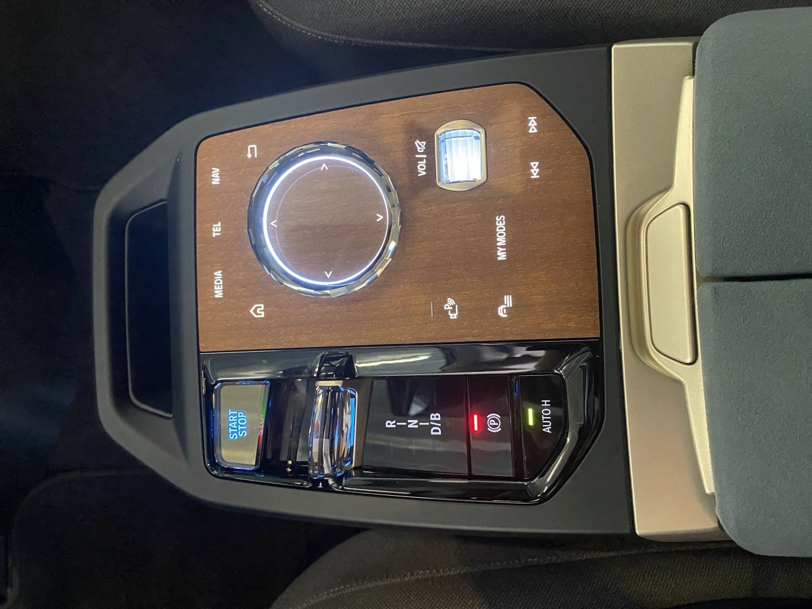 BMW iX xDrive40 Laser SpurAss StHzg 360° AHK Navi foto 18