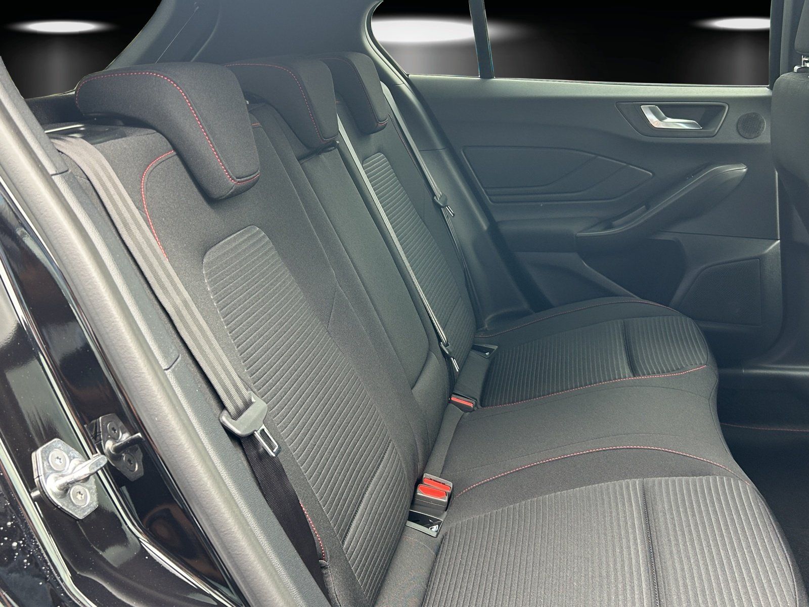 Fahrzeugabbildung Ford Focus ST-Line X Winter Pak. B+O HUD 18 Zoll PDC