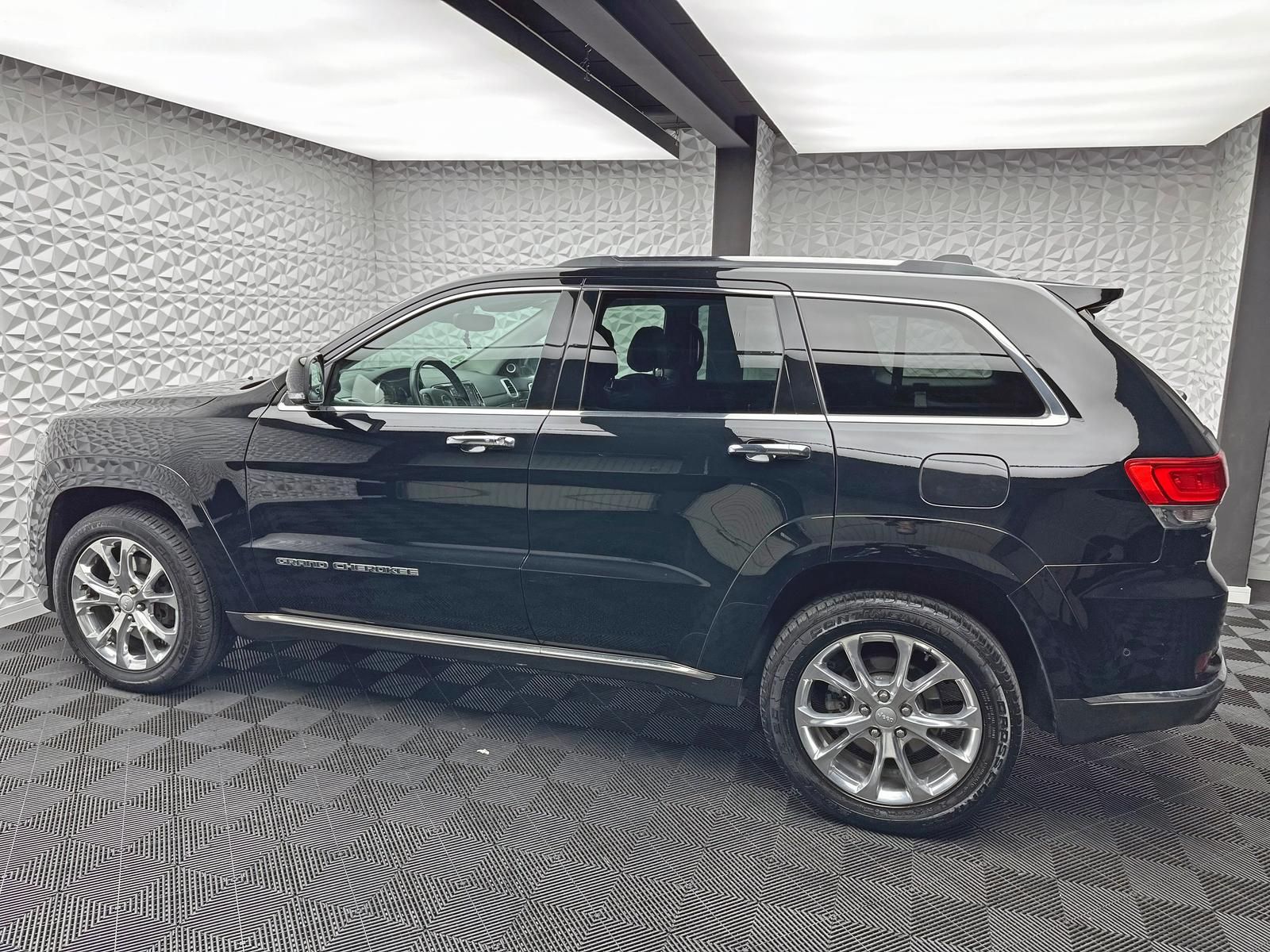 Fahrzeugabbildung Jeep 3.0 CRD SUMMIT/ACC/AHK/H&K/PANO/LUFT/RCAM/QUADRA