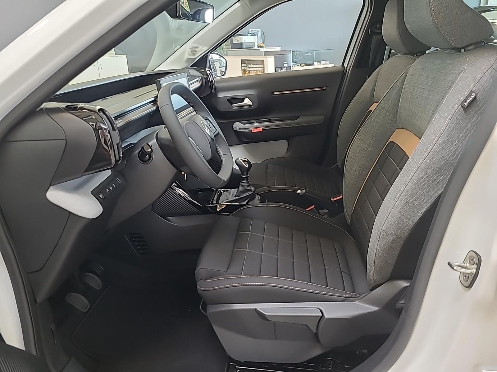 Fahrzeugabbildung Citroën C3 Aircross Plus 100 PS MT