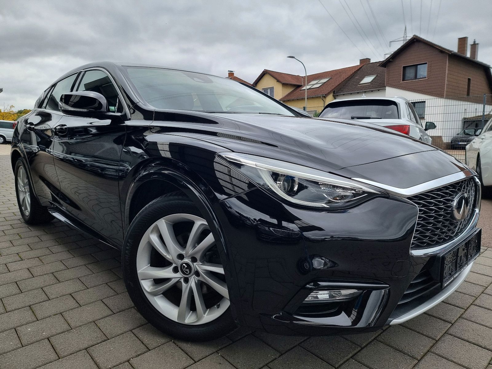 INFINITI Q30