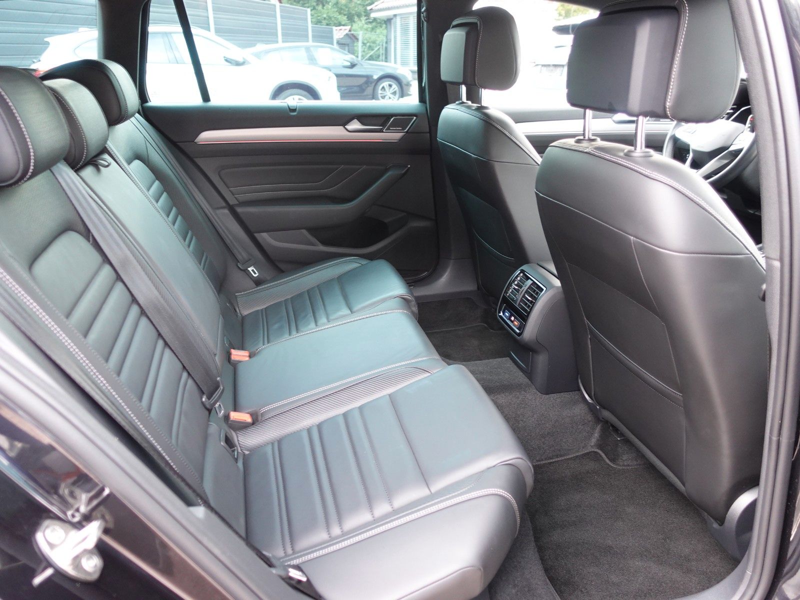 Fahrzeugabbildung Volkswagen Passat Variant 1.5 TSI OPF DSG R Line Pano/HarmK