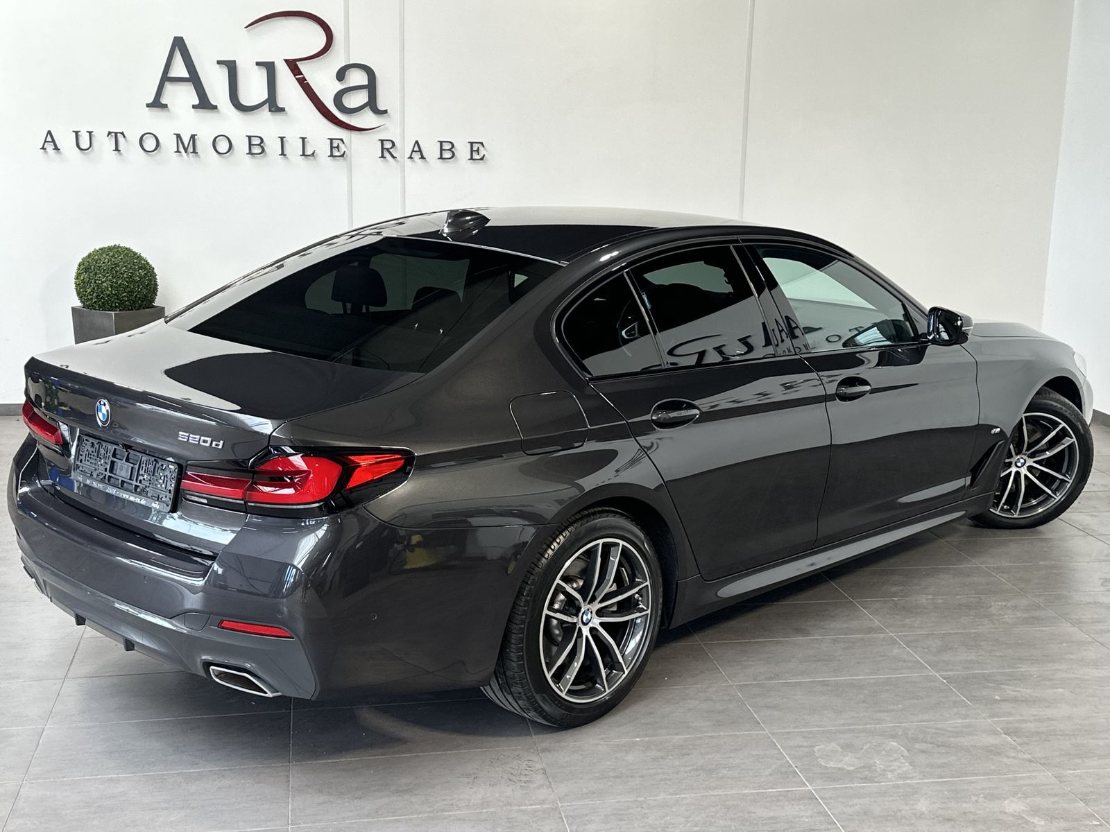 Fahrzeugabbildung BMW 520d M-Sport NAV+LED+ACC+SHZ+VCOCK+LEDER+KEYLESS
