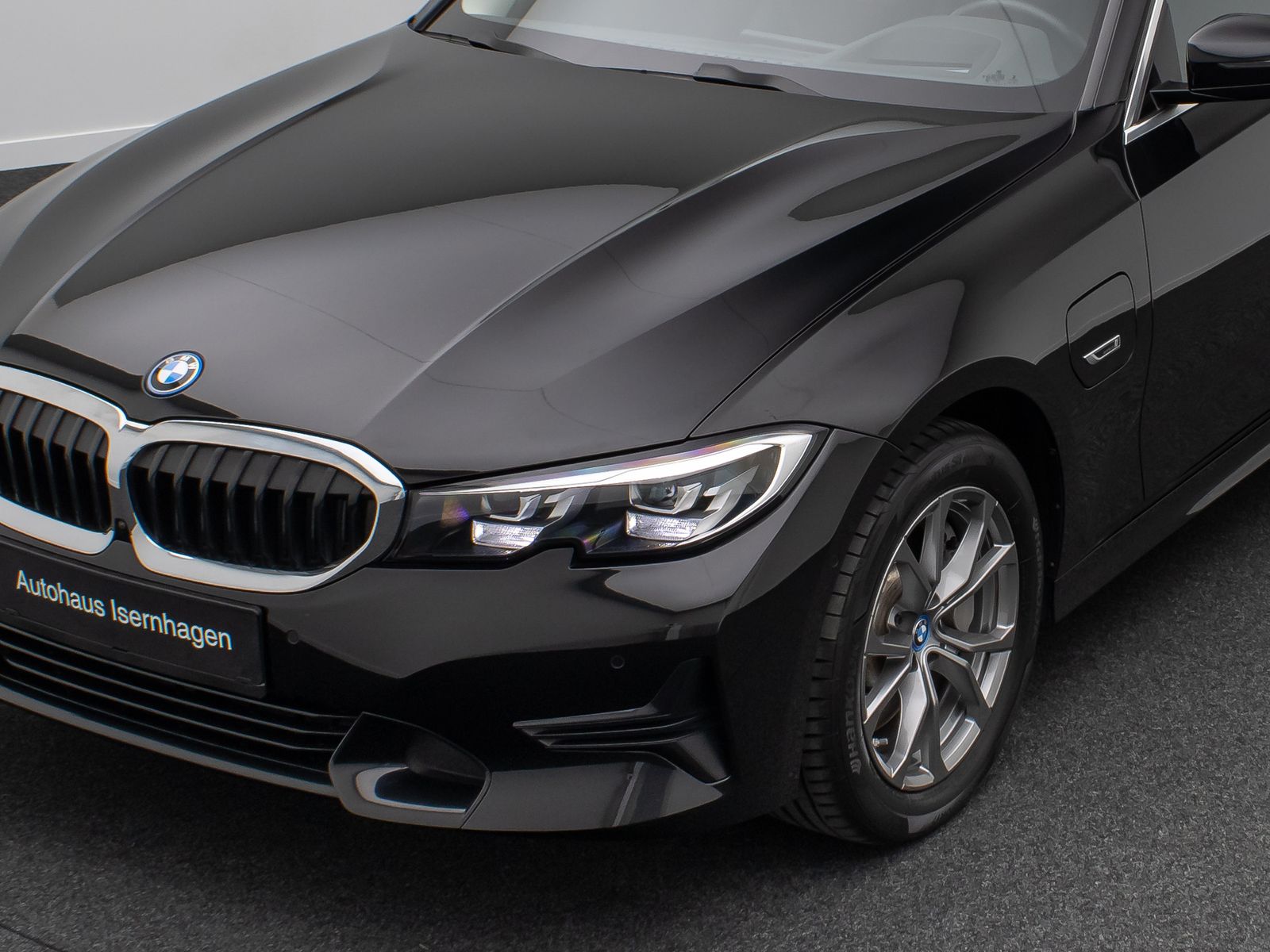 Fahrzeugabbildung BMW 330e Sport Line 360°Alarm HUD DAB HiFi Fernlicht