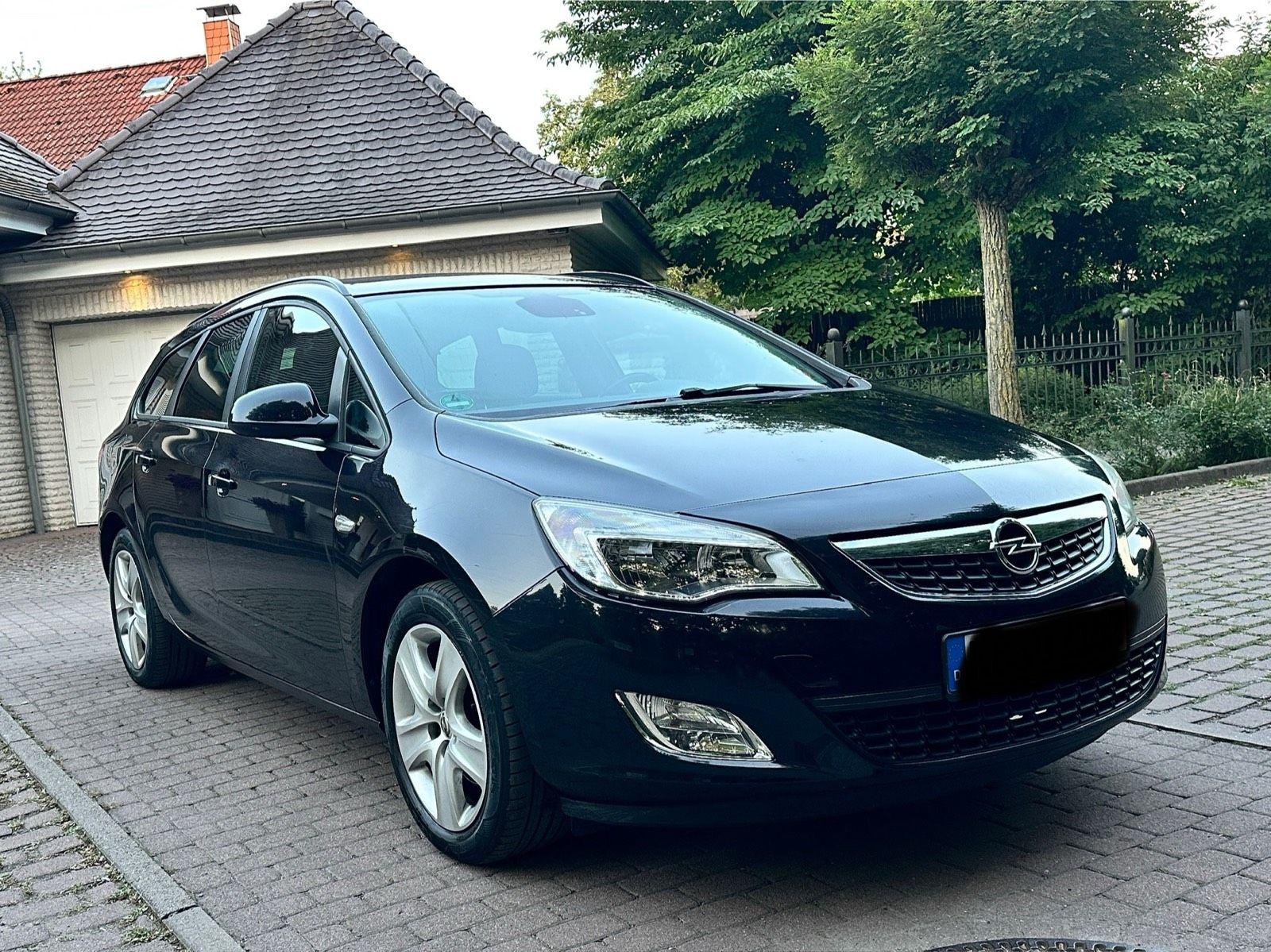 Opel Astra 2011 — rear view