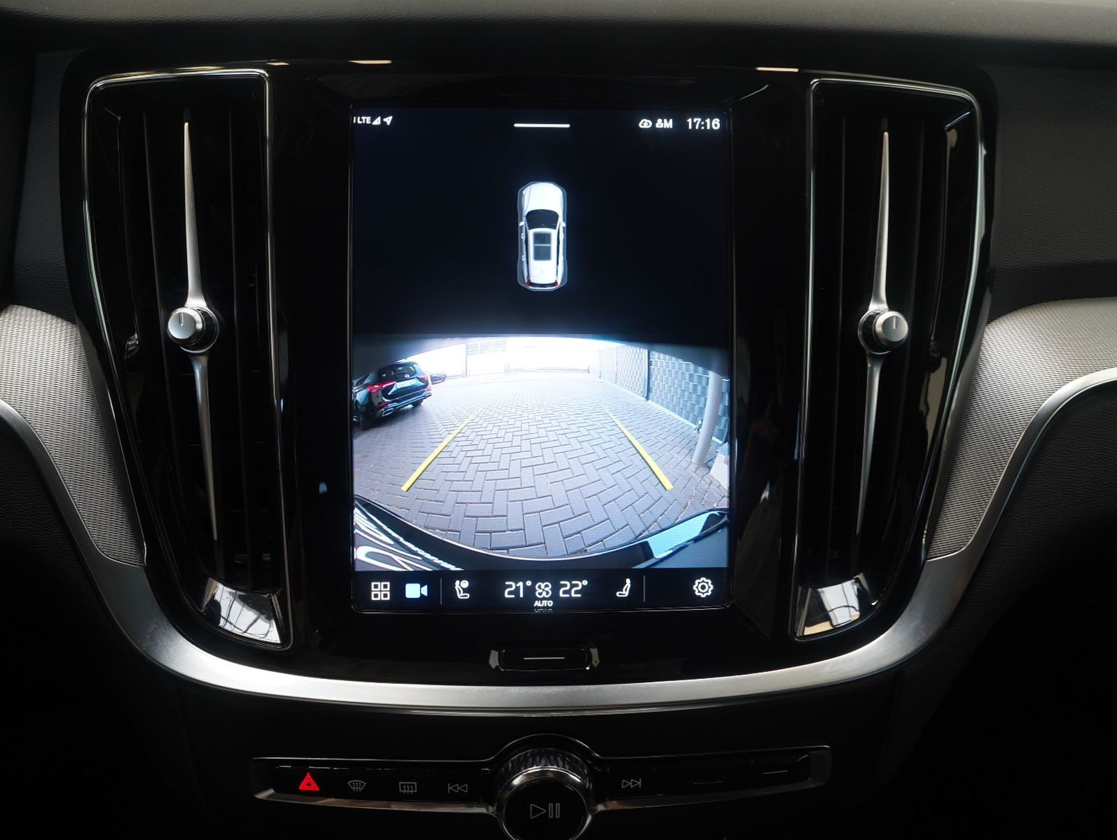 Fahrzeugabbildung Volvo V60 B4 D Plus Dark LEDER/NAVI/LED/ILS/CAM