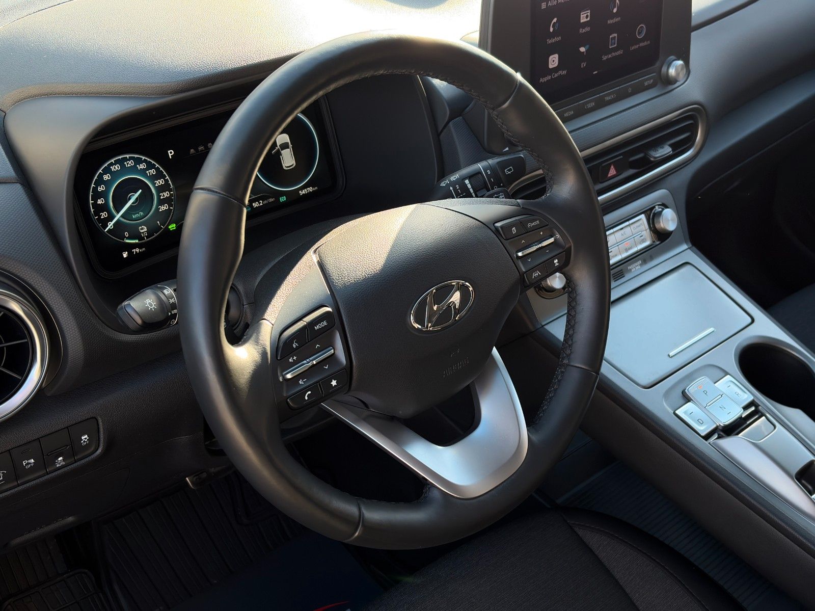 Fahrzeugabbildung Hyundai KONA Elektro SHZ LHZ ACC LKA PDC CAM LFA CarPlay