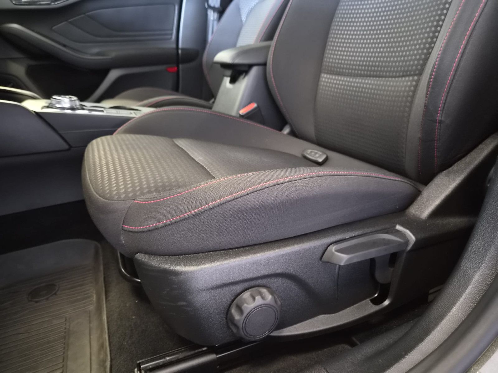 Fahrzeugabbildung Ford Focus Lim. ST-Line / NAVI / KAMERA /1. Hand