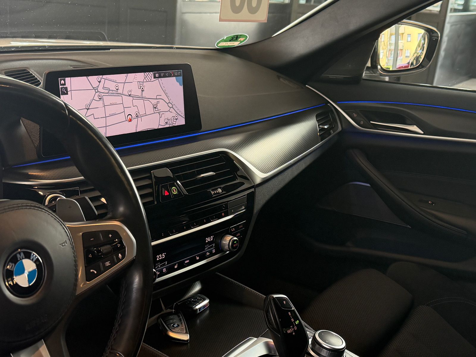 Fahrzeugabbildung BMW 530 d XDriveM Sport/M-PAKET/HARMAN-KARDON/AMBIE