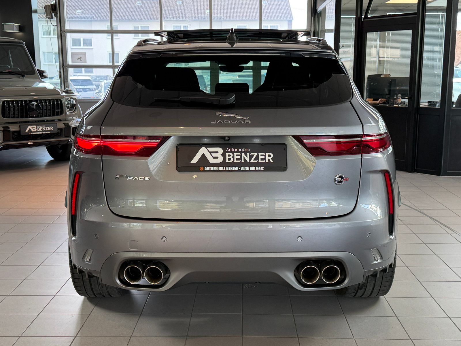Fahrzeugabbildung Jaguar F-PACE SVR /PANO/MERIDIAN/HUD/360°KAM/MEMORY