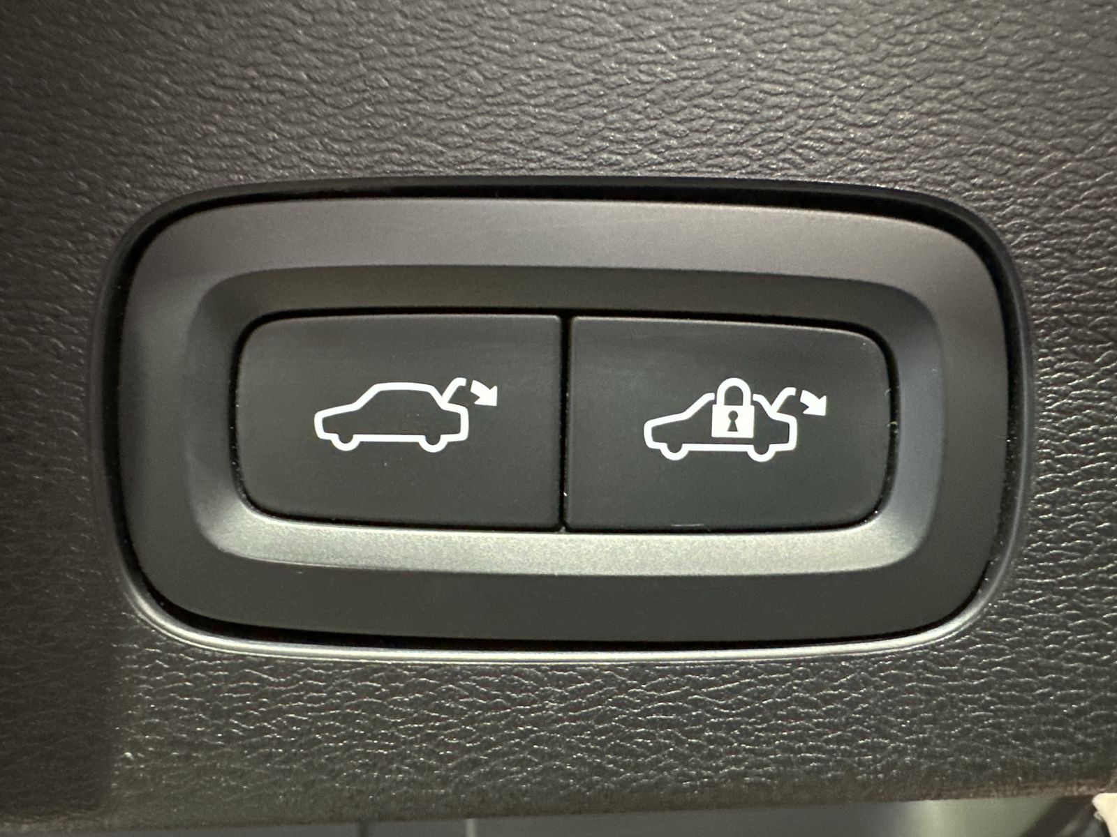 Fahrzeugabbildung Volvo V60 B4 D Core NAV+LED+KAM+AHK+VCOCKPIT+17ZO+1HD