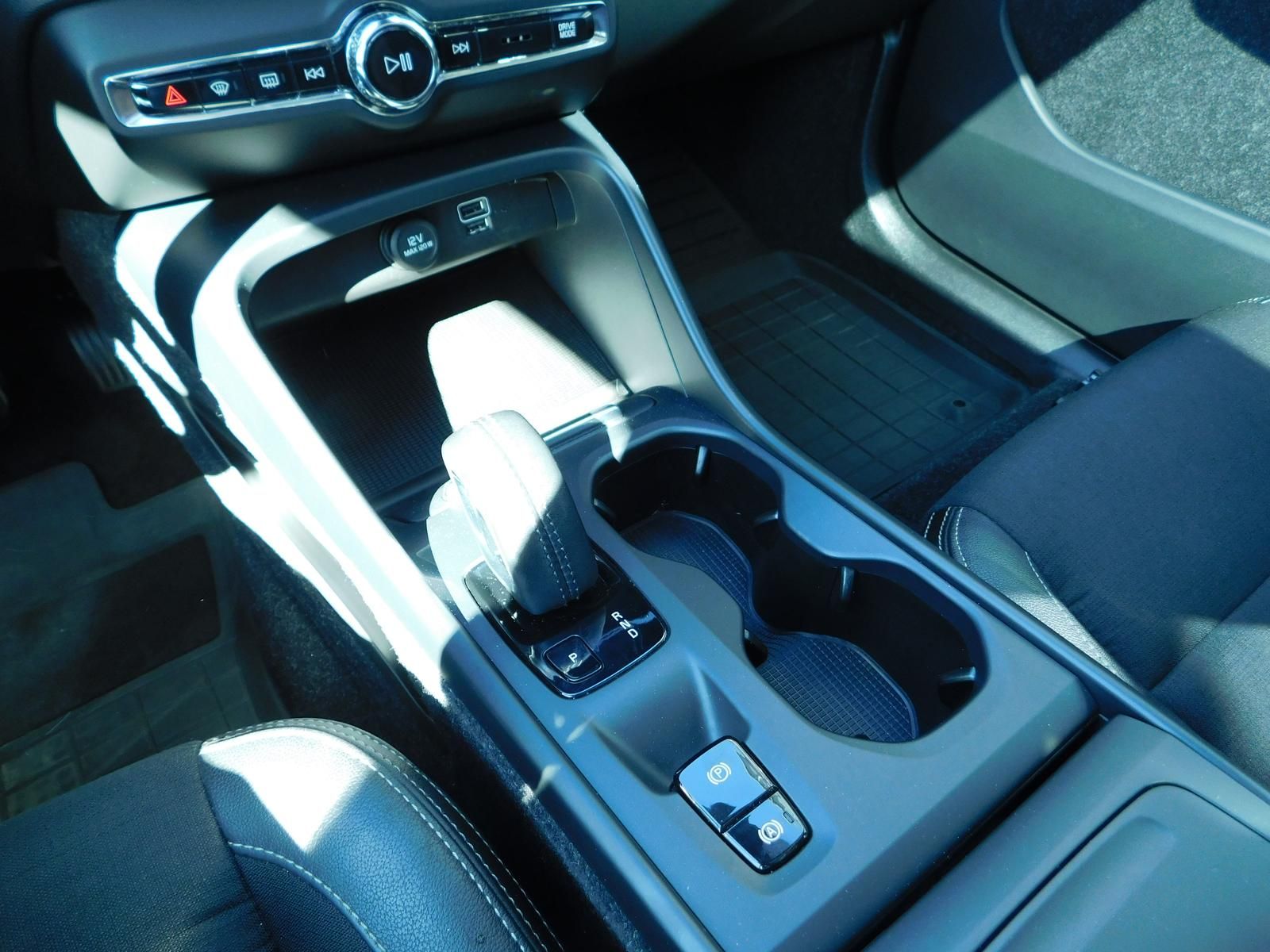 Fahrzeugabbildung Volvo XC40 T4 AWD Momentum Pro