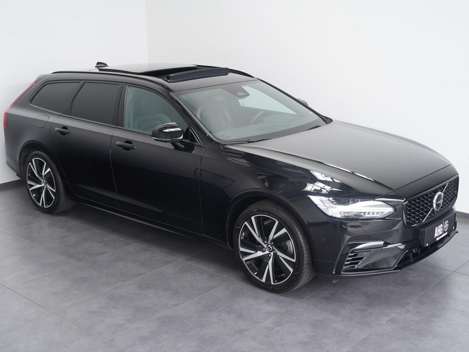 Fahrzeugabbildung Volvo V90 T6 AWD Recharge Plug-In Plus Dark