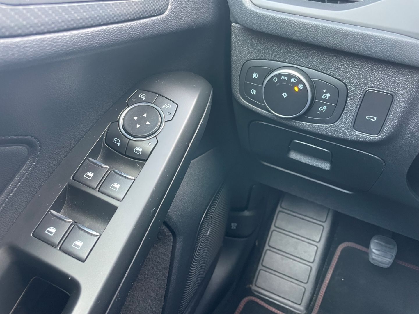 Fahrzeugabbildung Ford Focus ST-Line Kamera LED Abstandstemp Navi