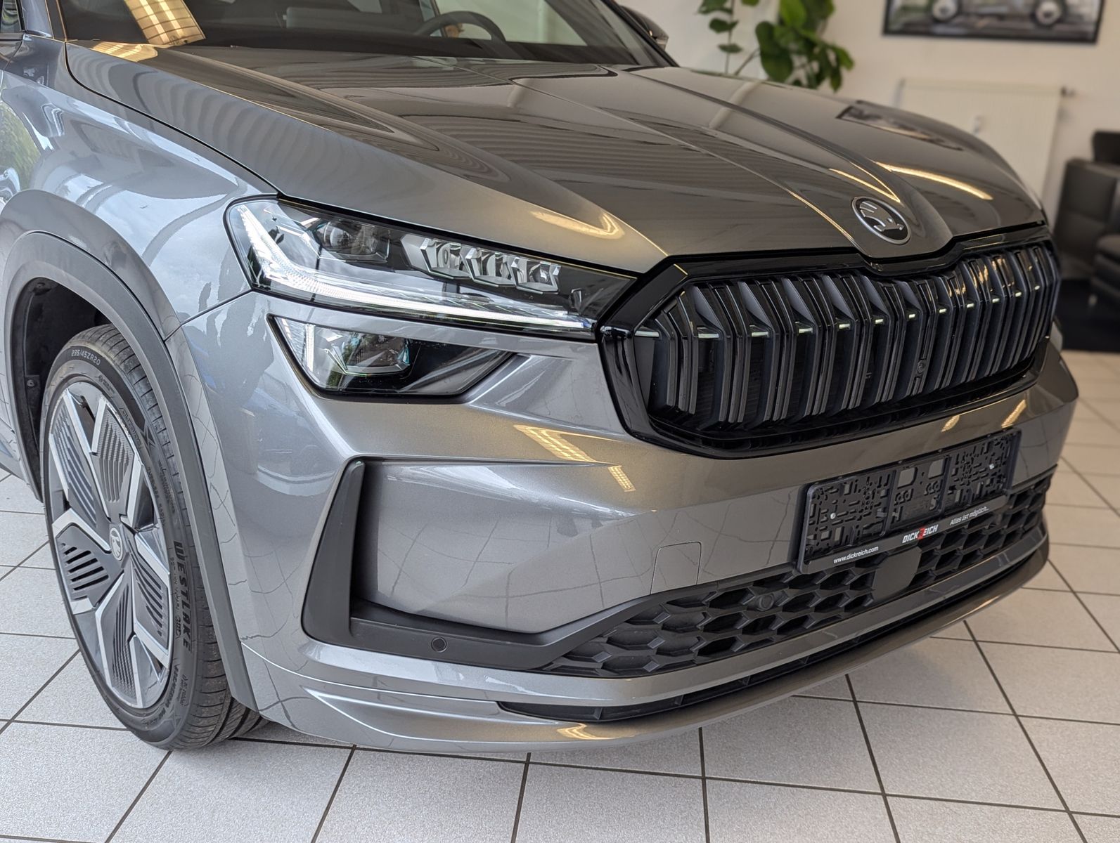 Fahrzeugabbildung SKODA Kodiaq 2.0 TDI Sportline 7-Sitze ACC Memory 20"