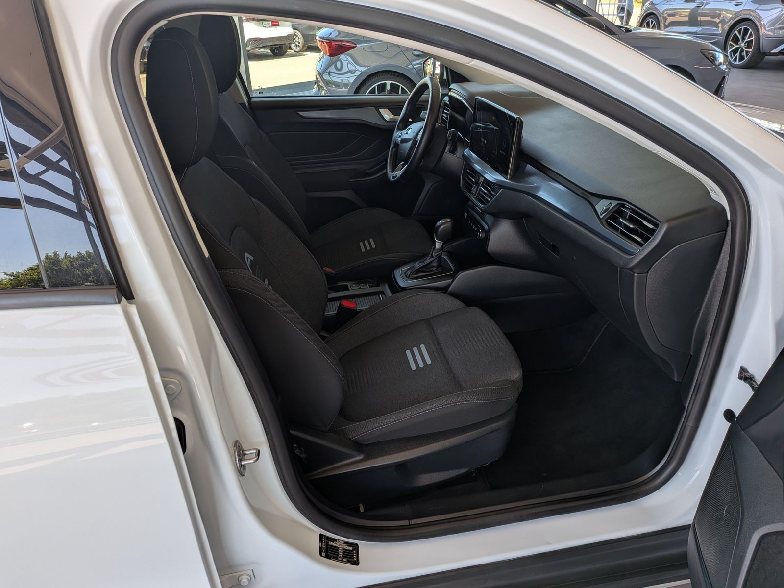 Fahrzeugabbildung Ford Focus Limo EB Active LED ACC Kamera Navi SHZ 17"