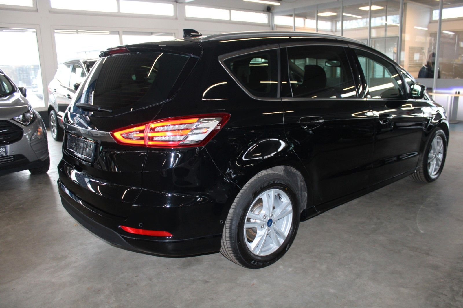 Fahrzeugabbildung Ford S-Max Titanium Automatik 7-Sitze AHK ACC CAM LED