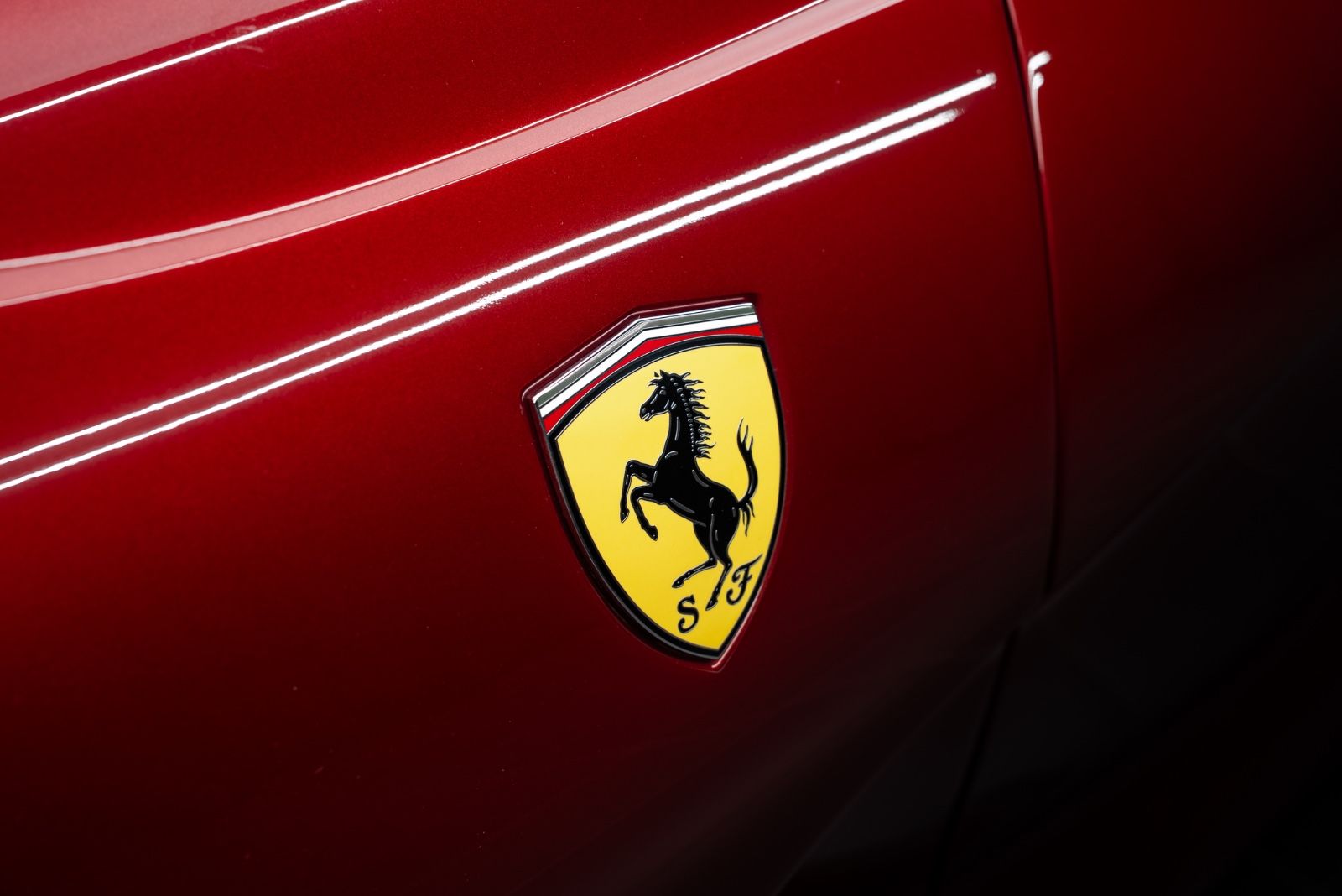 Fahrzeugabbildung Ferrari 812 GTS LIFT/SURROUND/CARBON/HISTORICAL COLOUR