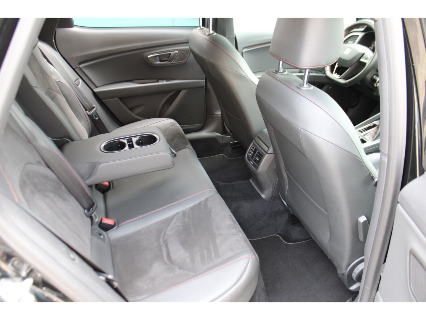 SEAT Leon FR 2.0 TDI Beats ACC LED H&R Pano Navi DAB - Image 10