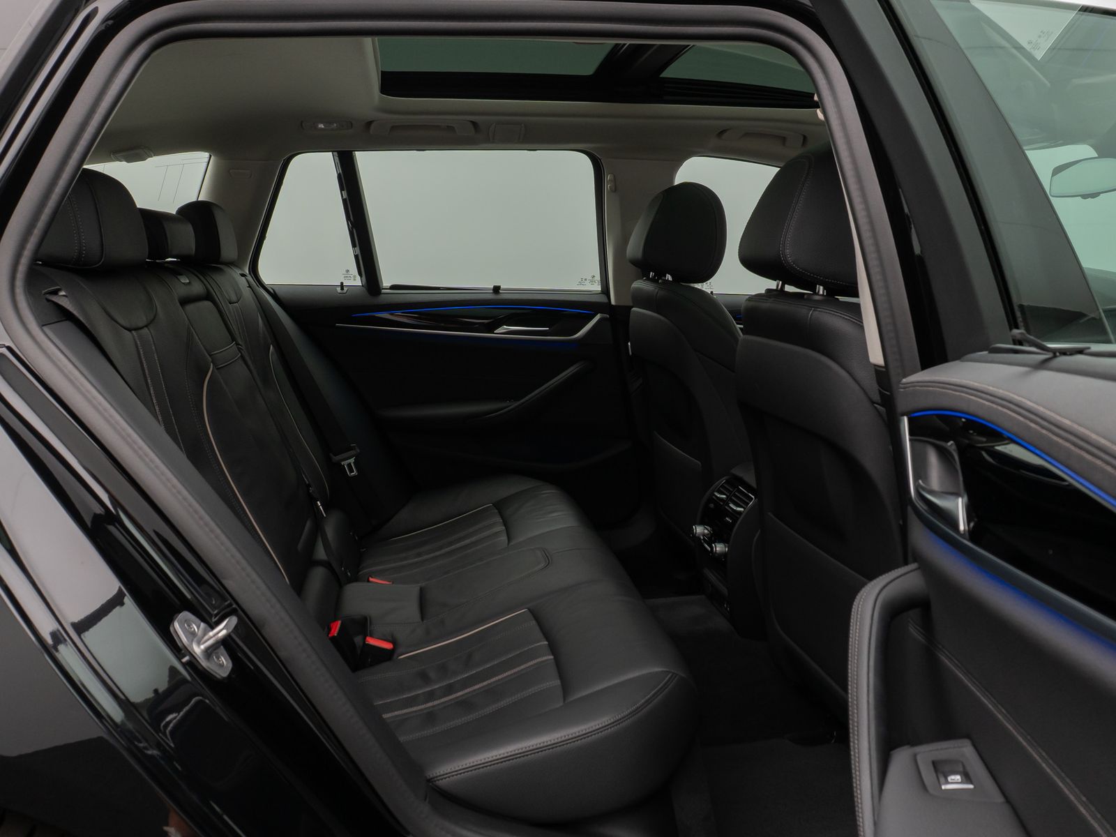 Fahrzeugabbildung BMW 530d LuxuryLine Panorama Kamera HiFi AHK Komfort