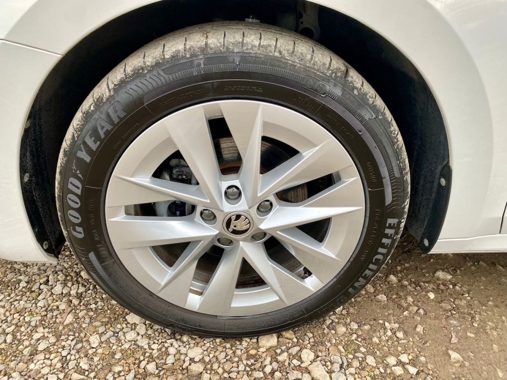 Fahrzeugabbildung SKODA Octavia Combi 2.0 TDI Style AAC NAVI LED HEAD UP