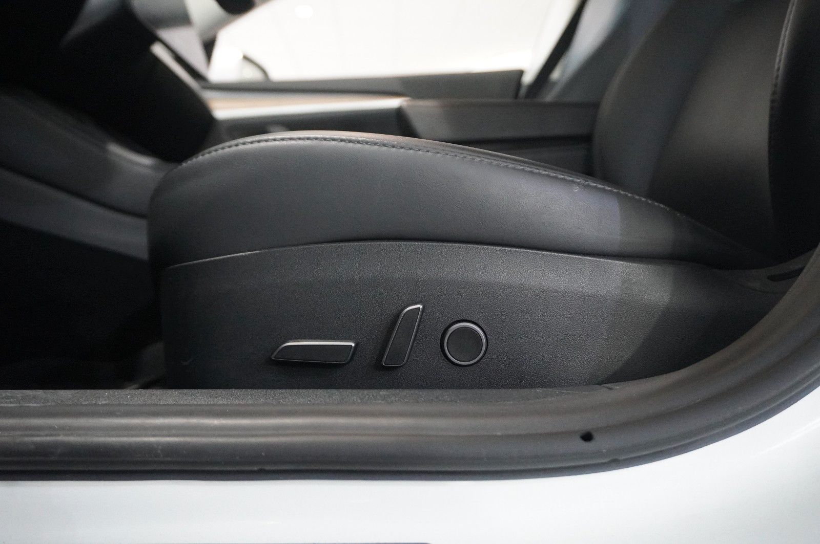 Fahrzeugabbildung Tesla Model 3 Standard Range Plus NAVI/KAMERA/SH/WÄRME