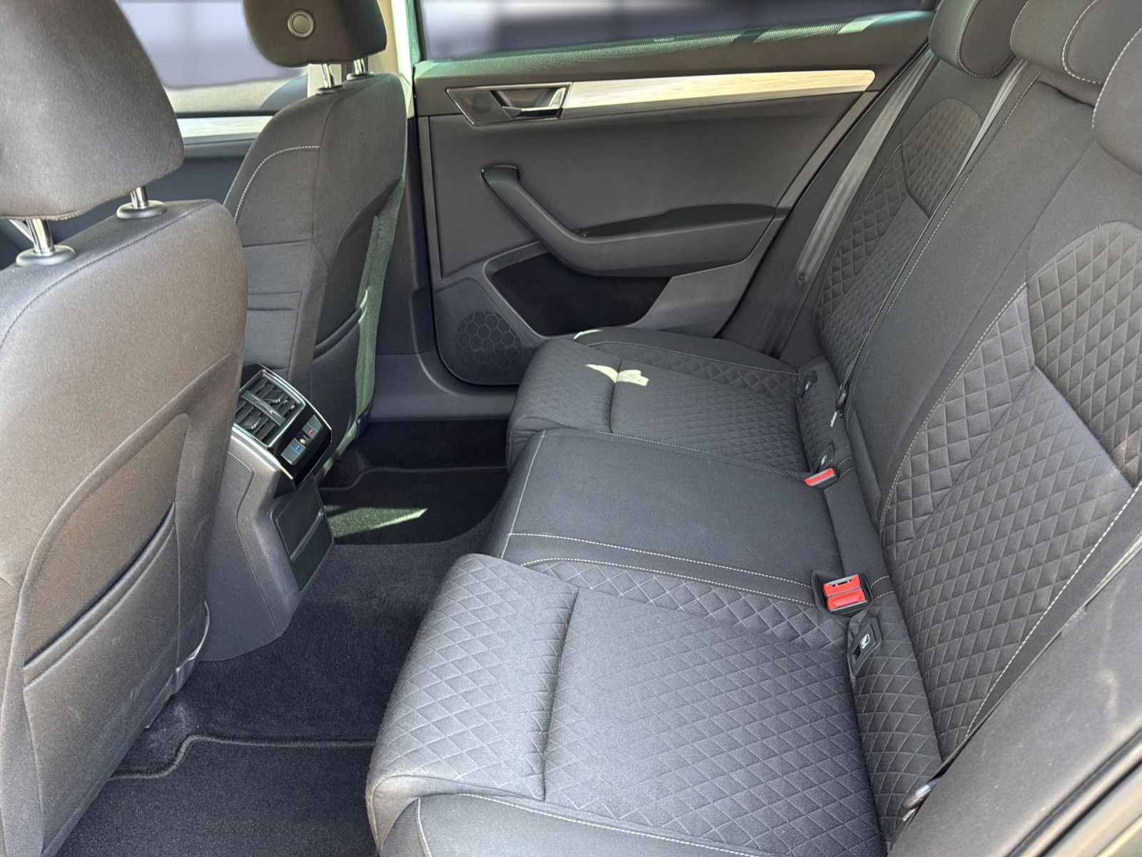 Fahrzeugabbildung SKODA Superb Combi 2.0 TDI / unfallfrei /AHK