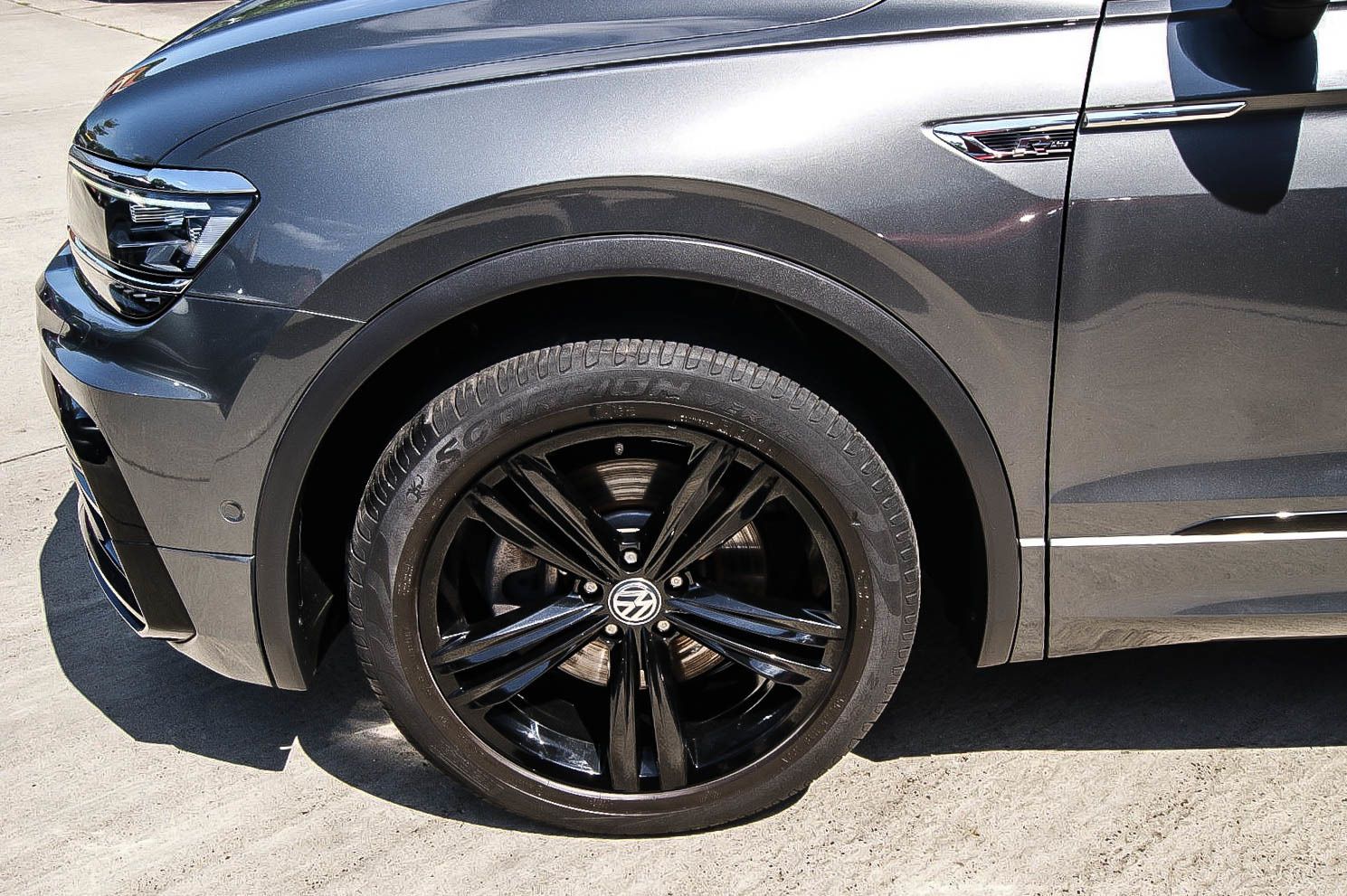 Fahrzeugabbildung Volkswagen Tiguan 20TDI 4Motion R-LINE BLACK STHZG LED ANHZ