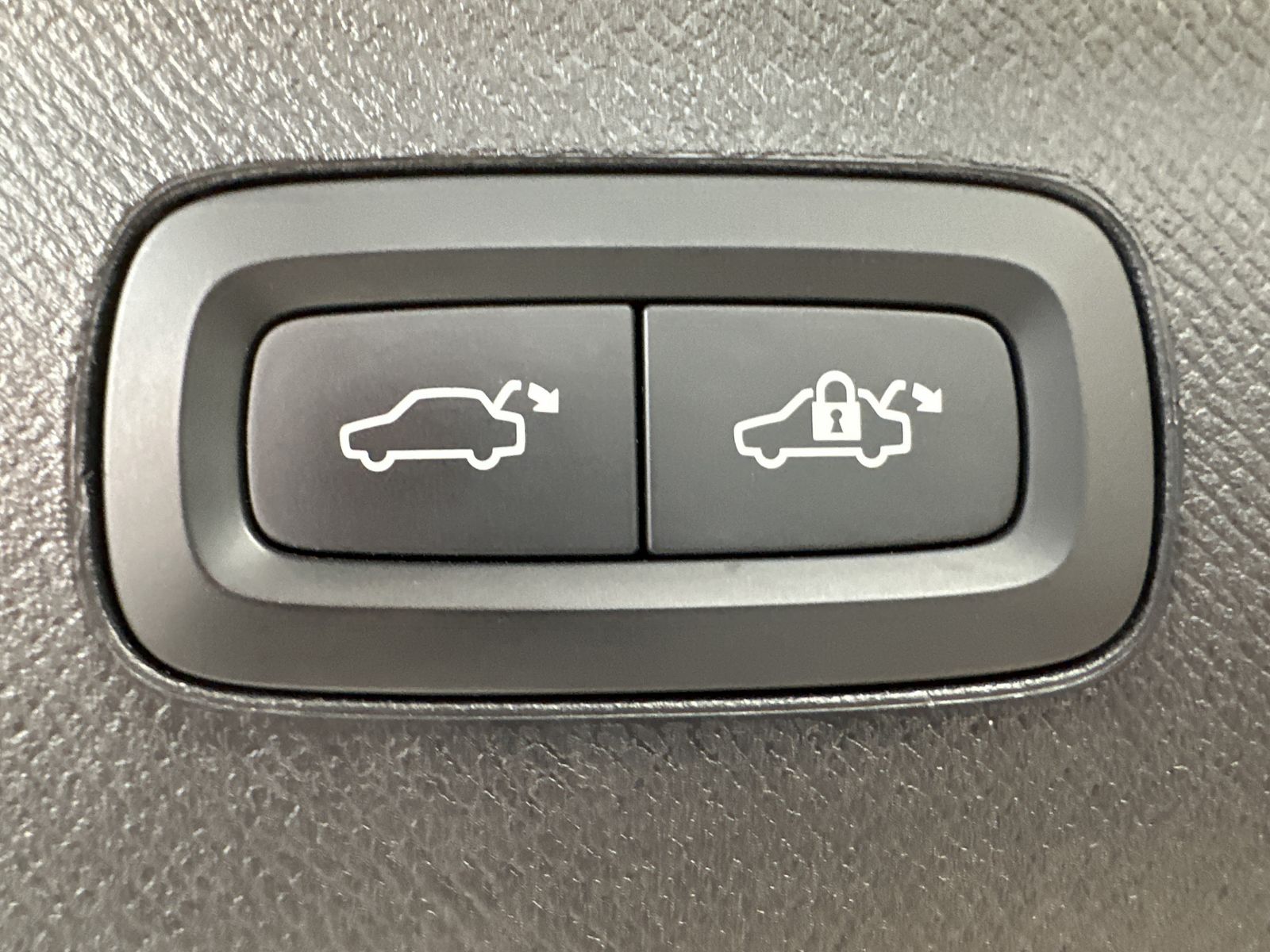 Fahrzeugabbildung Volvo XC90 T8 AWD R-Design 7-Sitzer NAV+LED+AHK+PANORA