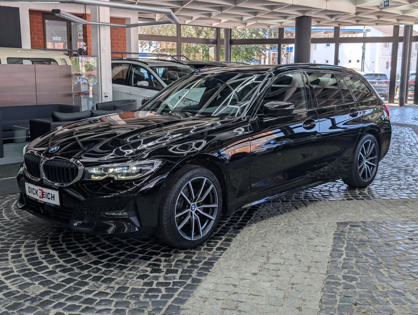 Fahrzeugabbildung BMW 320 i Sport Line Shadow H&K PANO ACC LEDER KAM