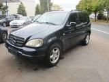 Mercedes-Benz ML 320 - Mercedes-Benz Geländewagen aus dem Jahr 2000