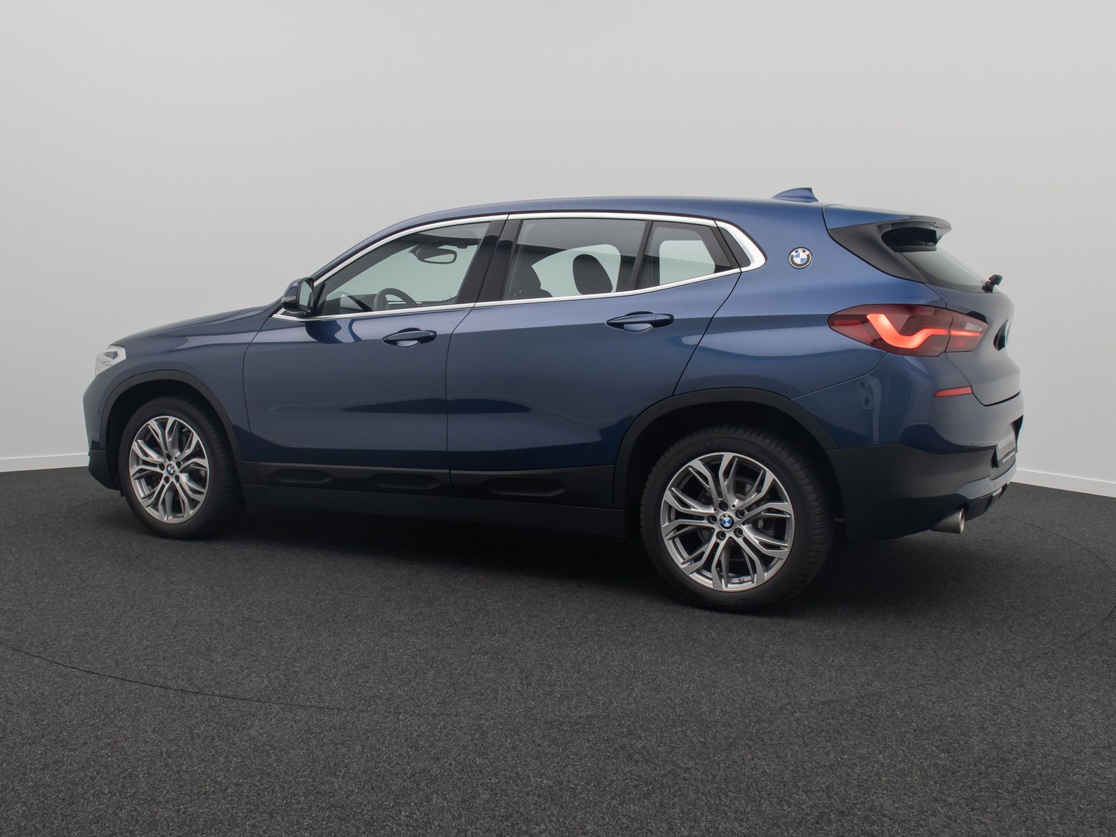 Fahrzeugabbildung BMW X2 sD18i GeschwindigReg DAB ParkAs Sportsitz 18"