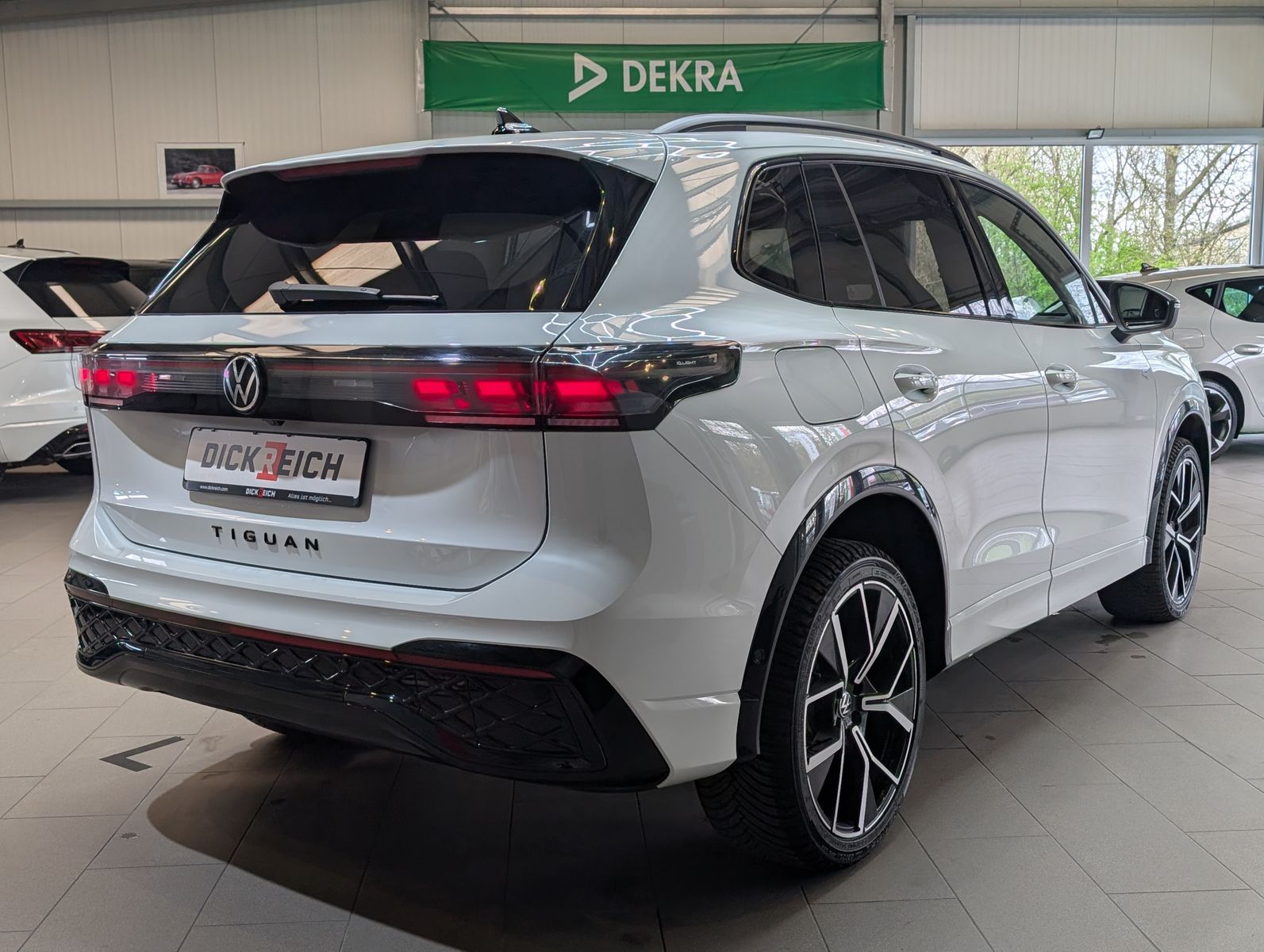 Fahrzeugabbildung Volkswagen Tiguan 2.0TDI R-Line 4M Pano Black AHK Matrix 20