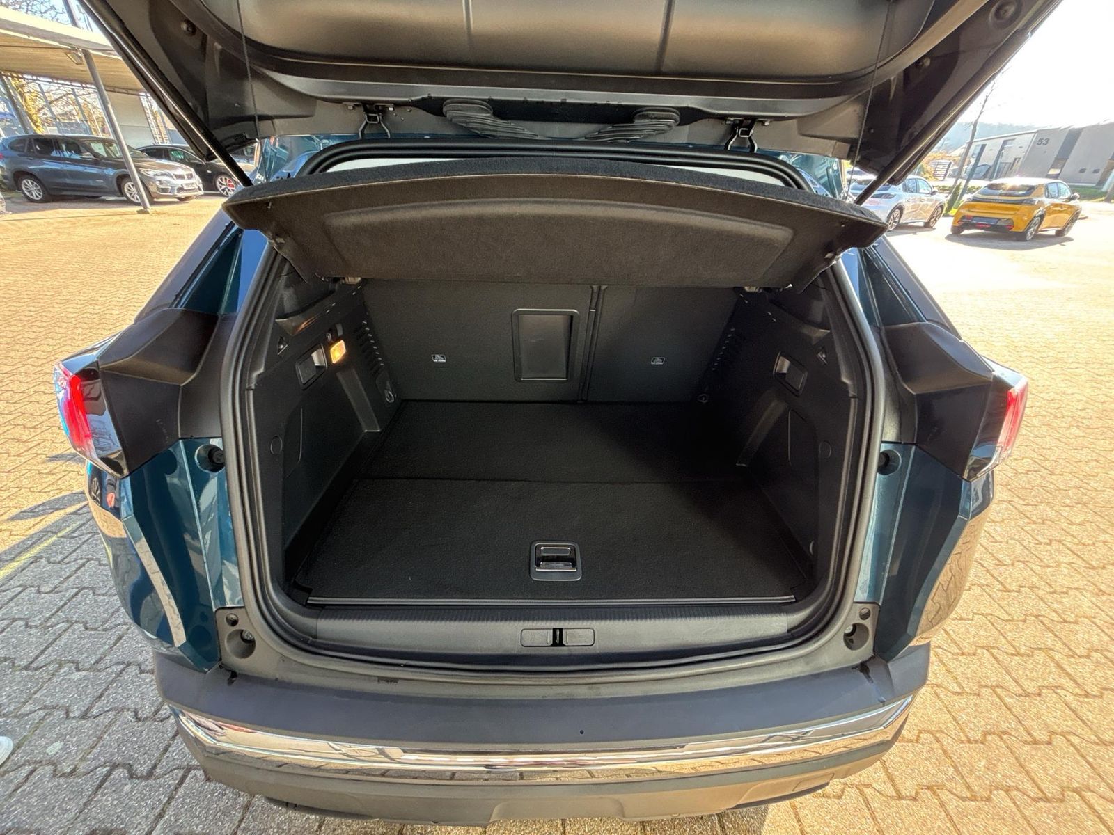 Fahrzeugabbildung Peugeot 3008 Plug-In Allure+SHZ+LED+PDC+ACC+USB+AWR+
