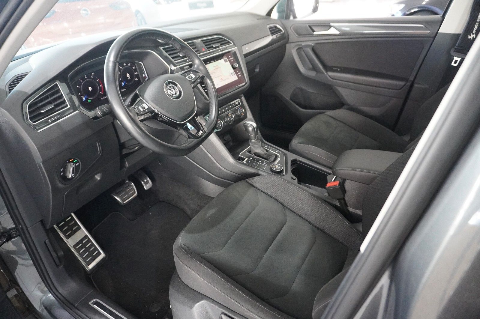 Fahrzeugabbildung Volkswagen Tiguan 2.0 TSI 4MOTION R-LINE NAVI/KAMERA/SH/AHK