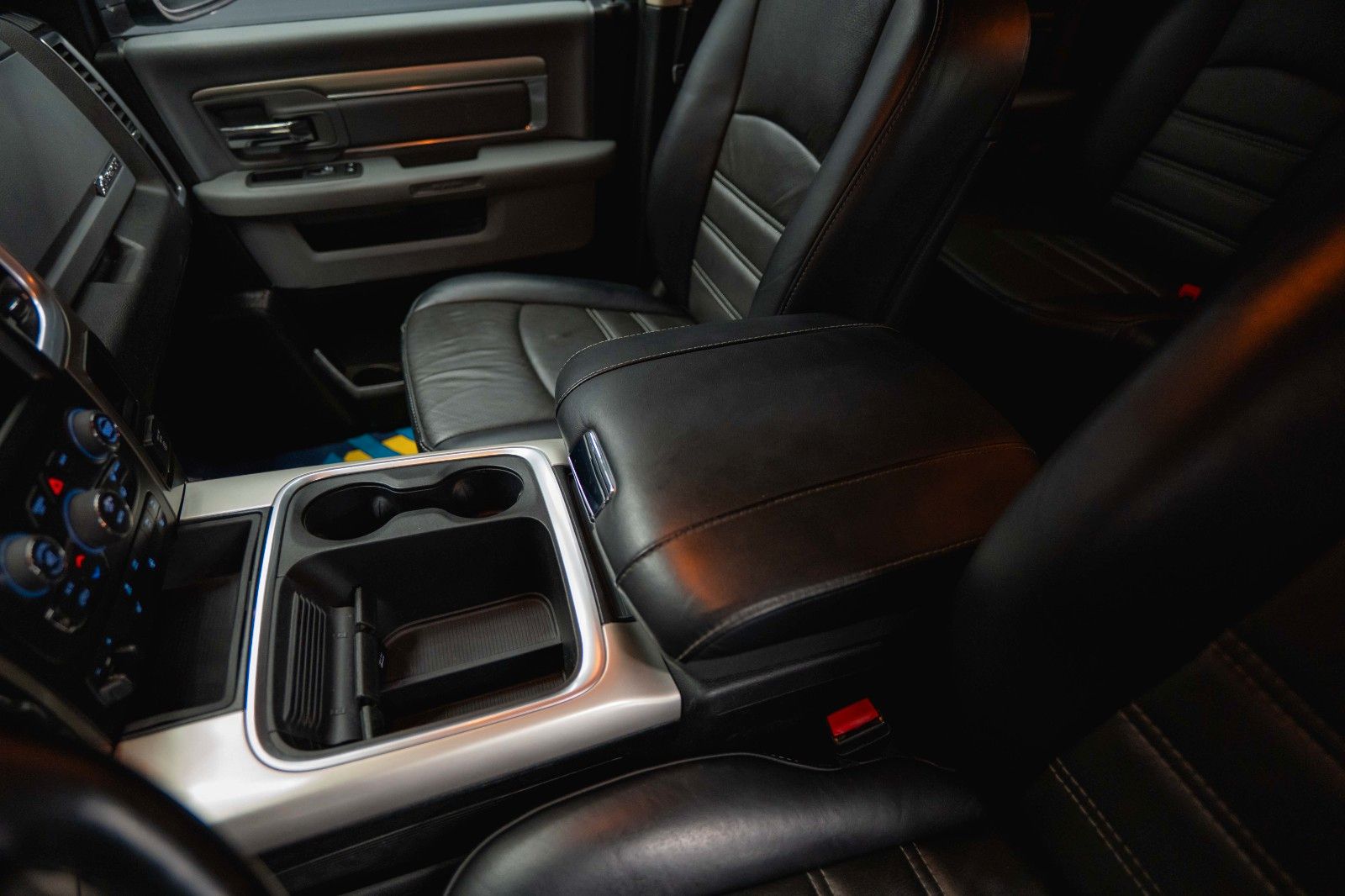 Fahrzeugabbildung Dodge RAM 5.7 V8 HEMI 4x4 Offroad Night  LONGBED*LPG*