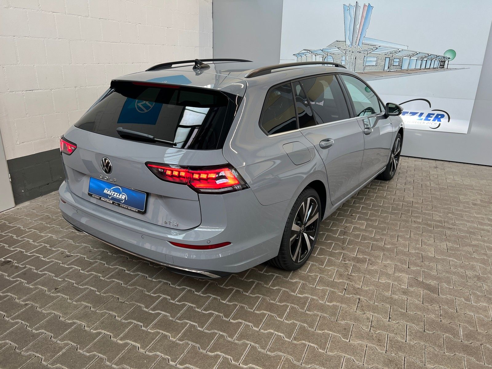 Fahrzeugabbildung Volkswagen Golf VIII Var. Style 1,5 eTSI DSG +IQ.Light+Navi