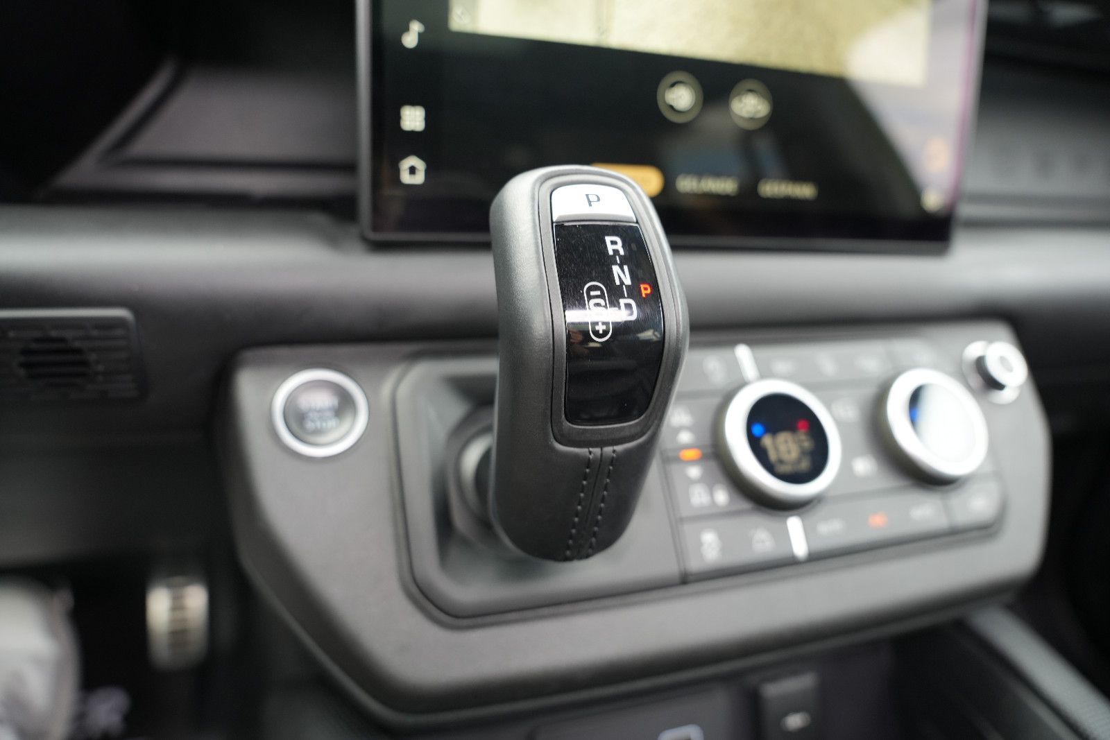 Fahrzeugabbildung Land Rover Defender 110 V8 *Panorama*HUD*Meridian*360°KAM*