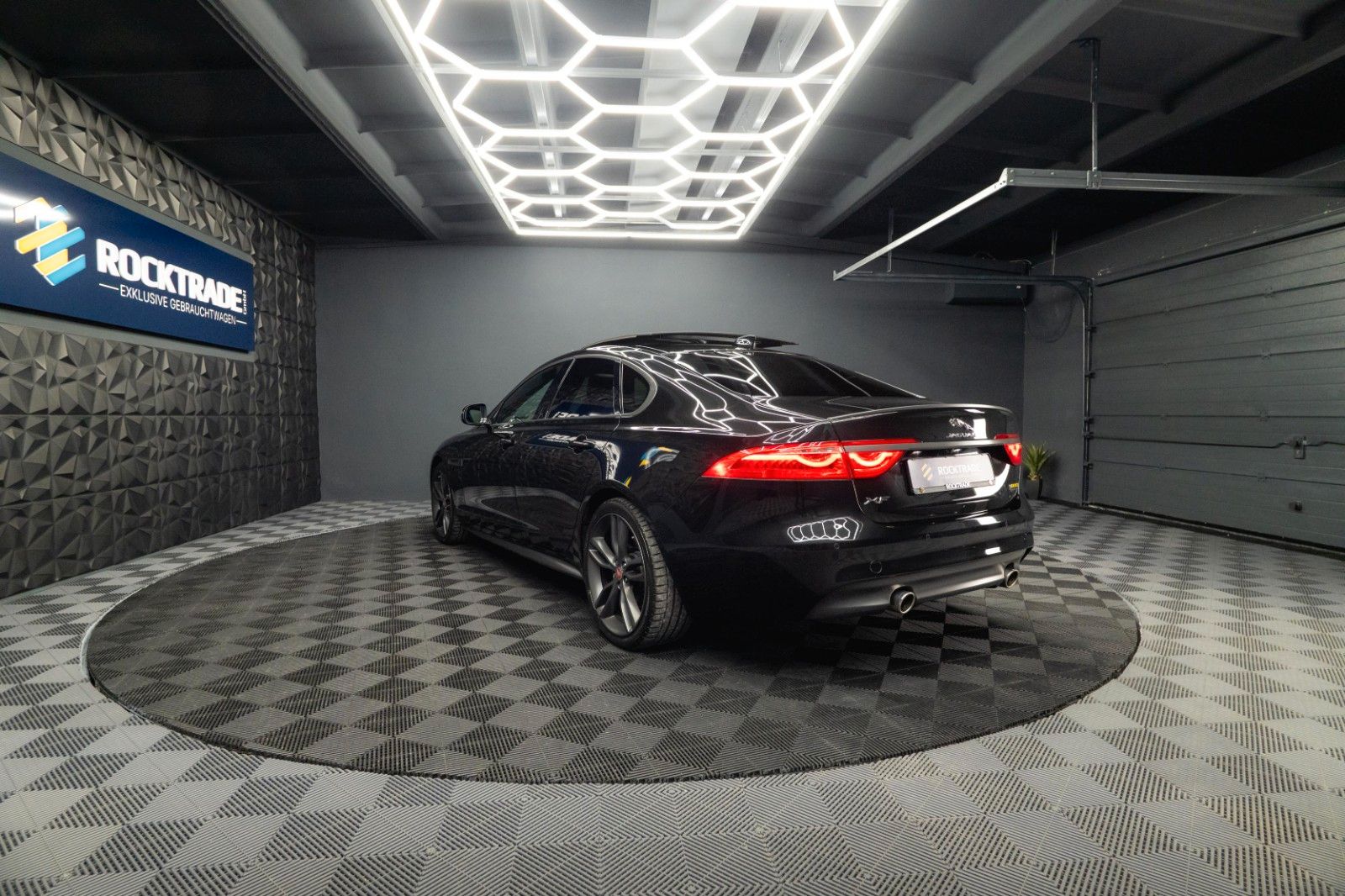 Fahrzeugabbildung Jaguar XF 300 Sport Black Edition | Pano | LED | 20Zoll