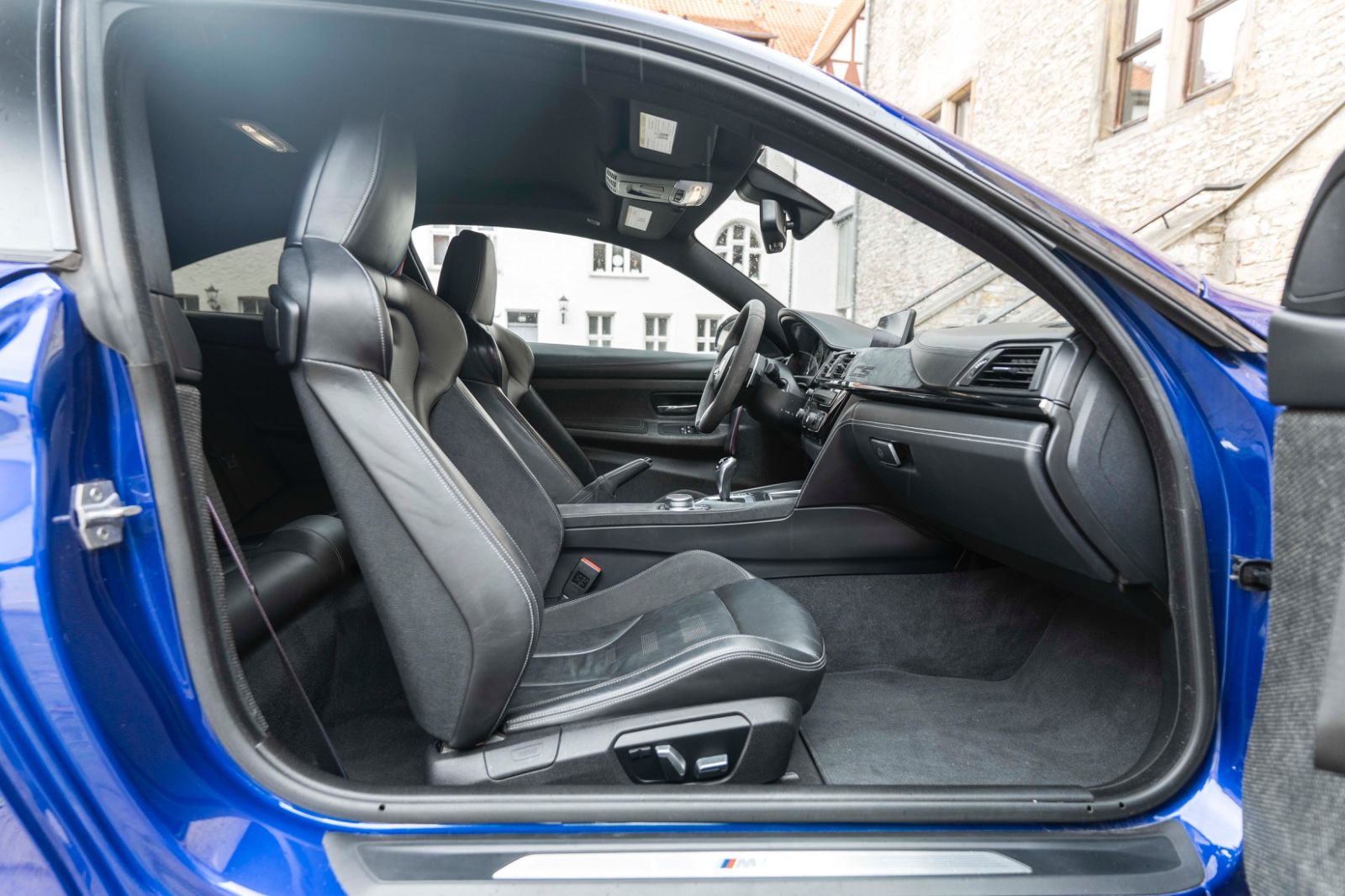 Fahrzeugabbildung BMW M4 CS Head UP LED NAV KAM PDC DKG