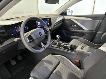 Fotografie 14 des Opel Astra 1.2 Turbo Enjoy Komfort + Tech Paket