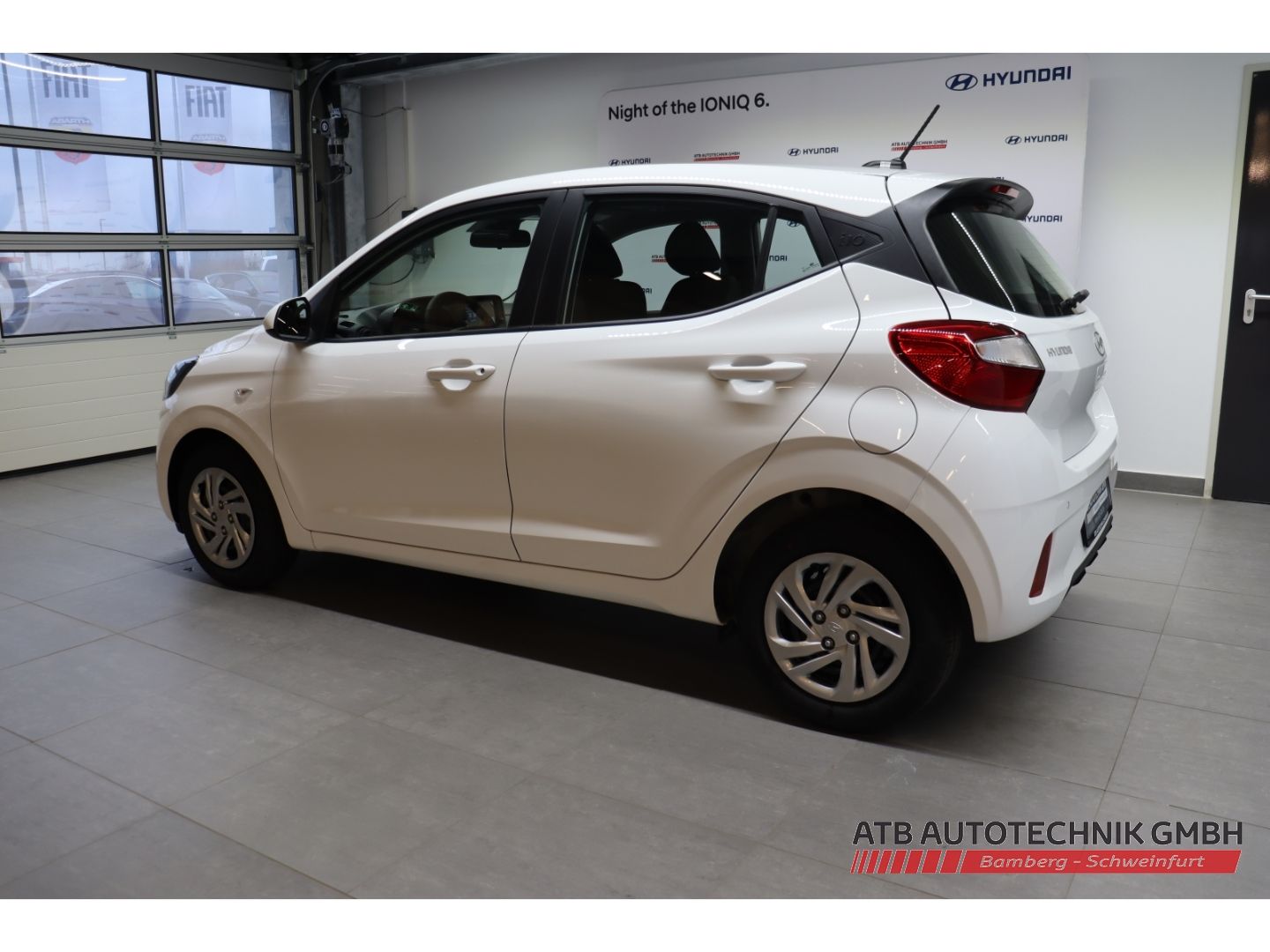 Fahrzeugabbildung Hyundai i10 Select MY25 1.0 Benzin 63 PS 5-MT 2WD Navi A
